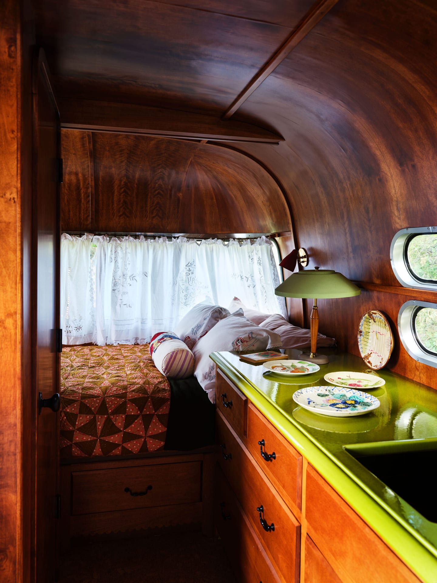 Airstream拖挂车里的木饰面与绿色台面