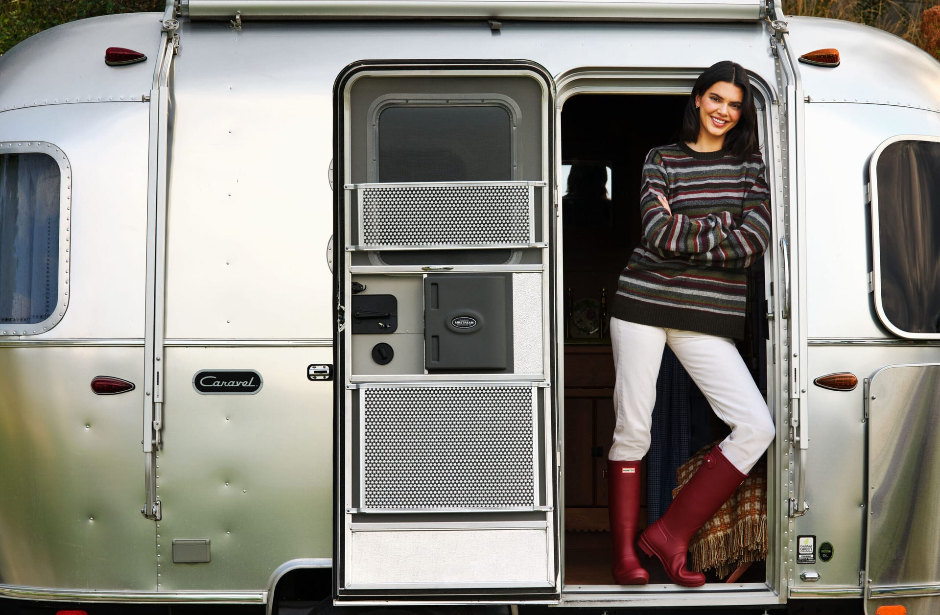 肯达尔·詹娜站在改造后的Airstream门口