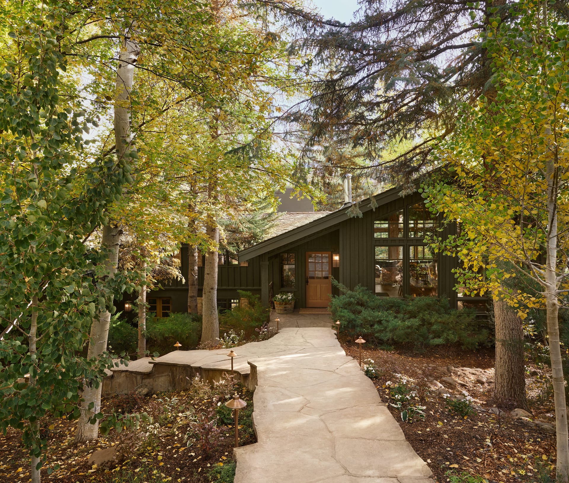 住宅入口保留原有山地小屋的尺度